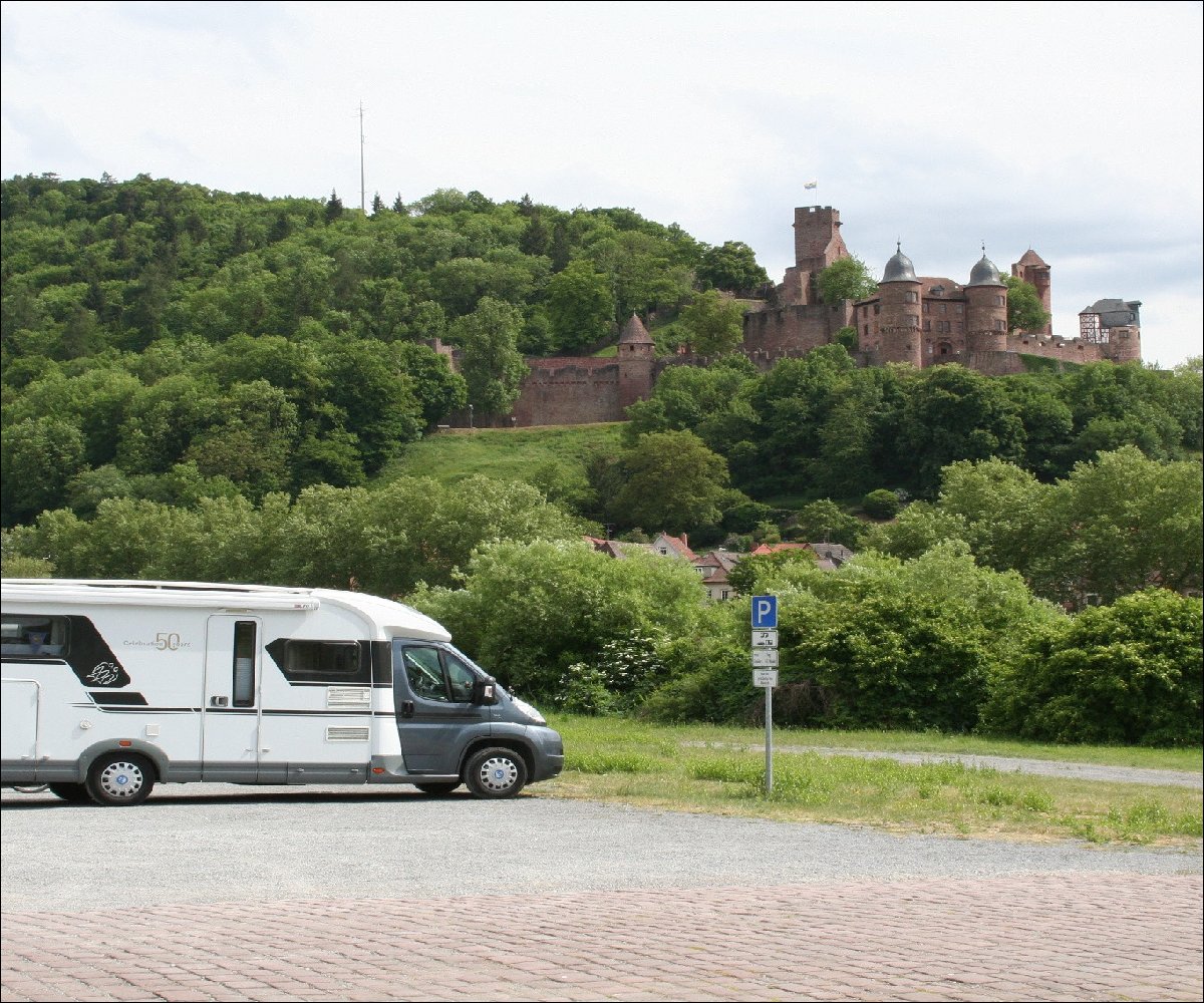 Wohnmobilstellplatz mit Blick auf Burg Wertheim