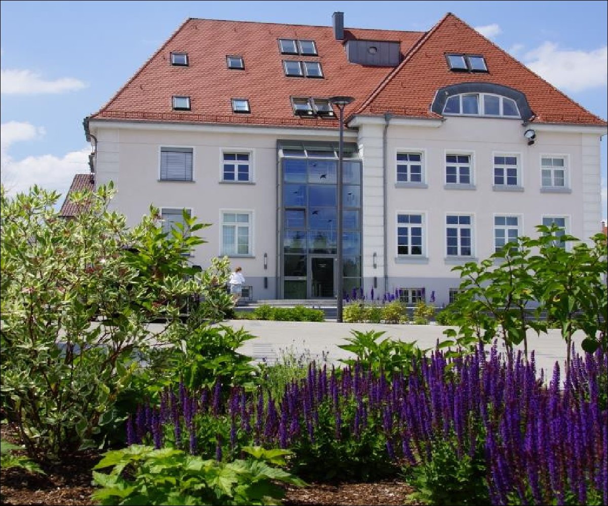 Rathaus Ostrach mit Bepflanzung