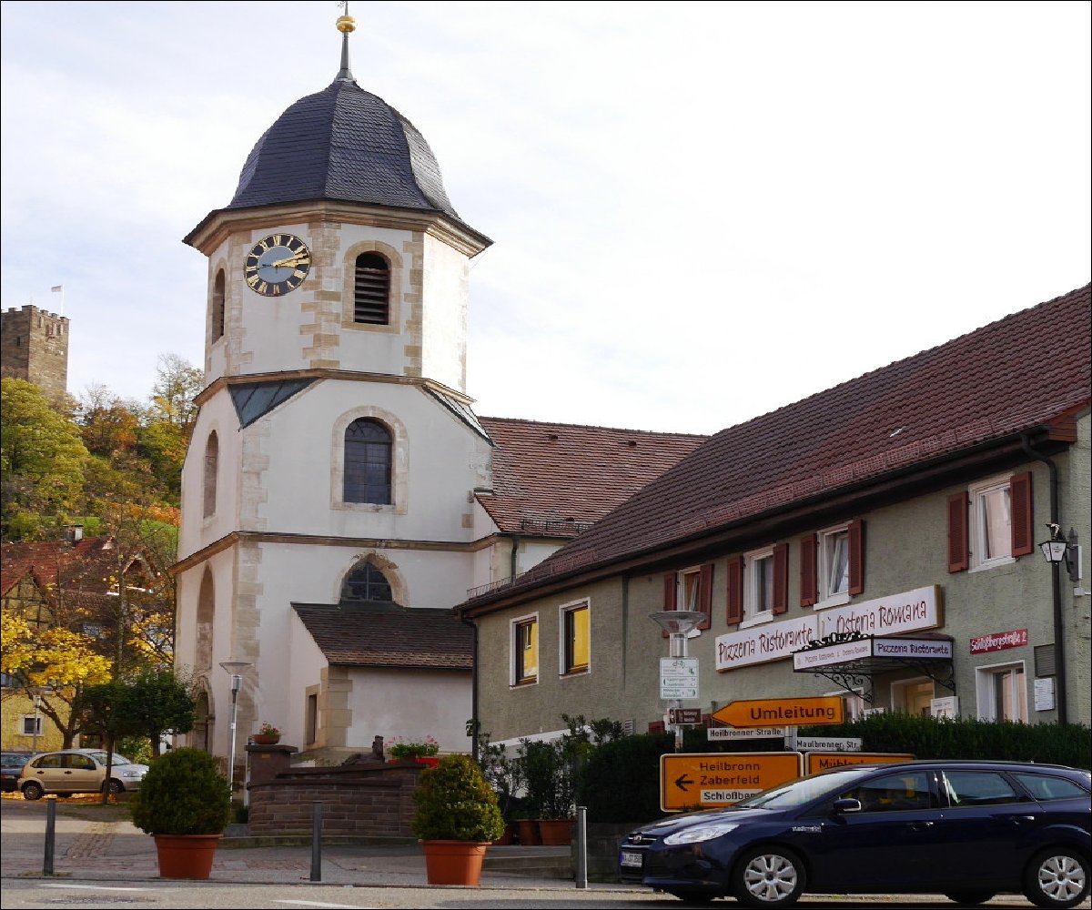 Michaelskirche; dahinter Schloßberg mit Schloßbergturm