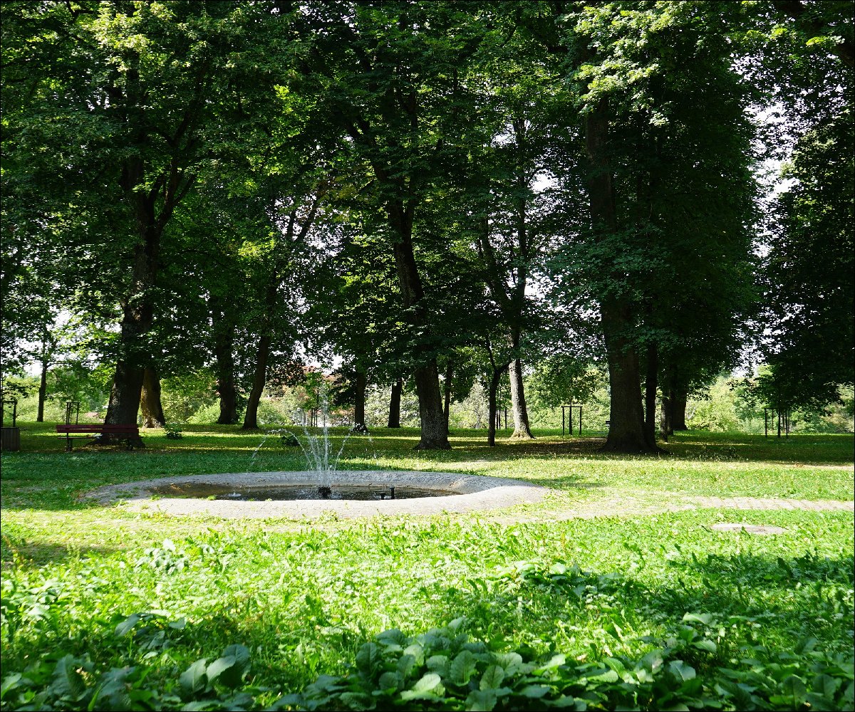 Genießen Sie das Platschern des Springbrunnens in der Mitte des Hofgartens.