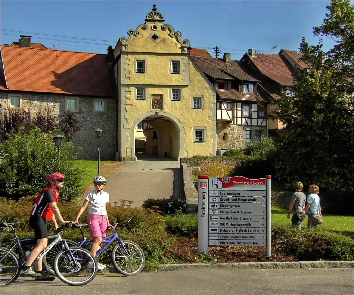 Radfahrer vor dem Würzburger Tor, Forchtenberg, Hohenlohe