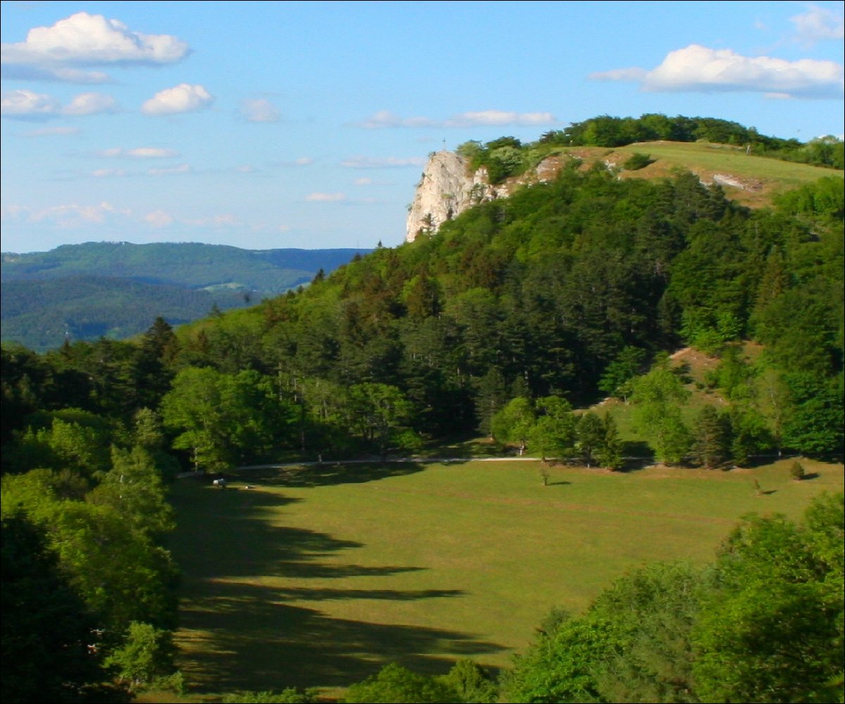 Blick auf Lochenstein mit Burg Hohenzollern