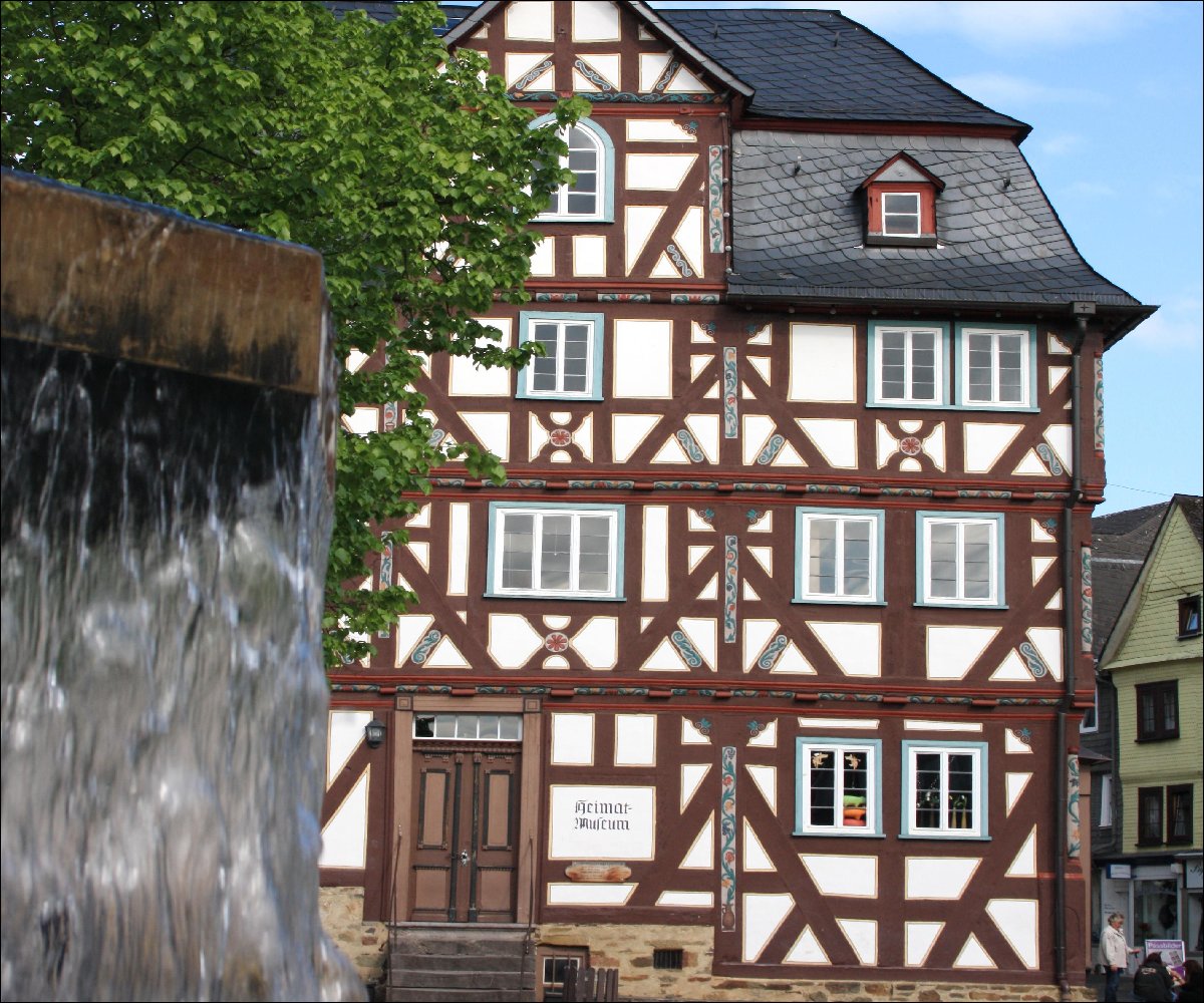 Heimatmuseum und Brunnen