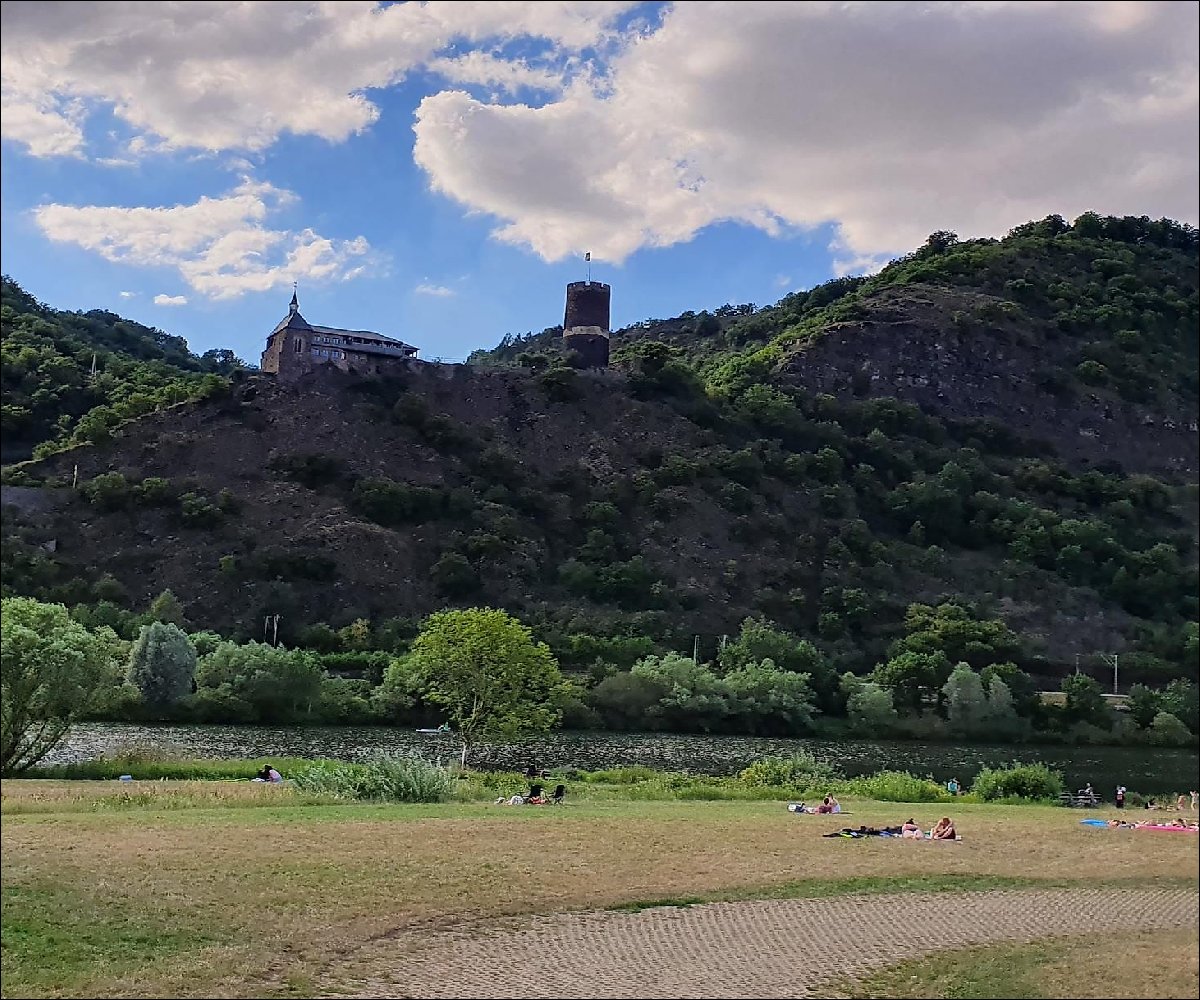 Moselstrand in Burgen mit Burg Bischofstein