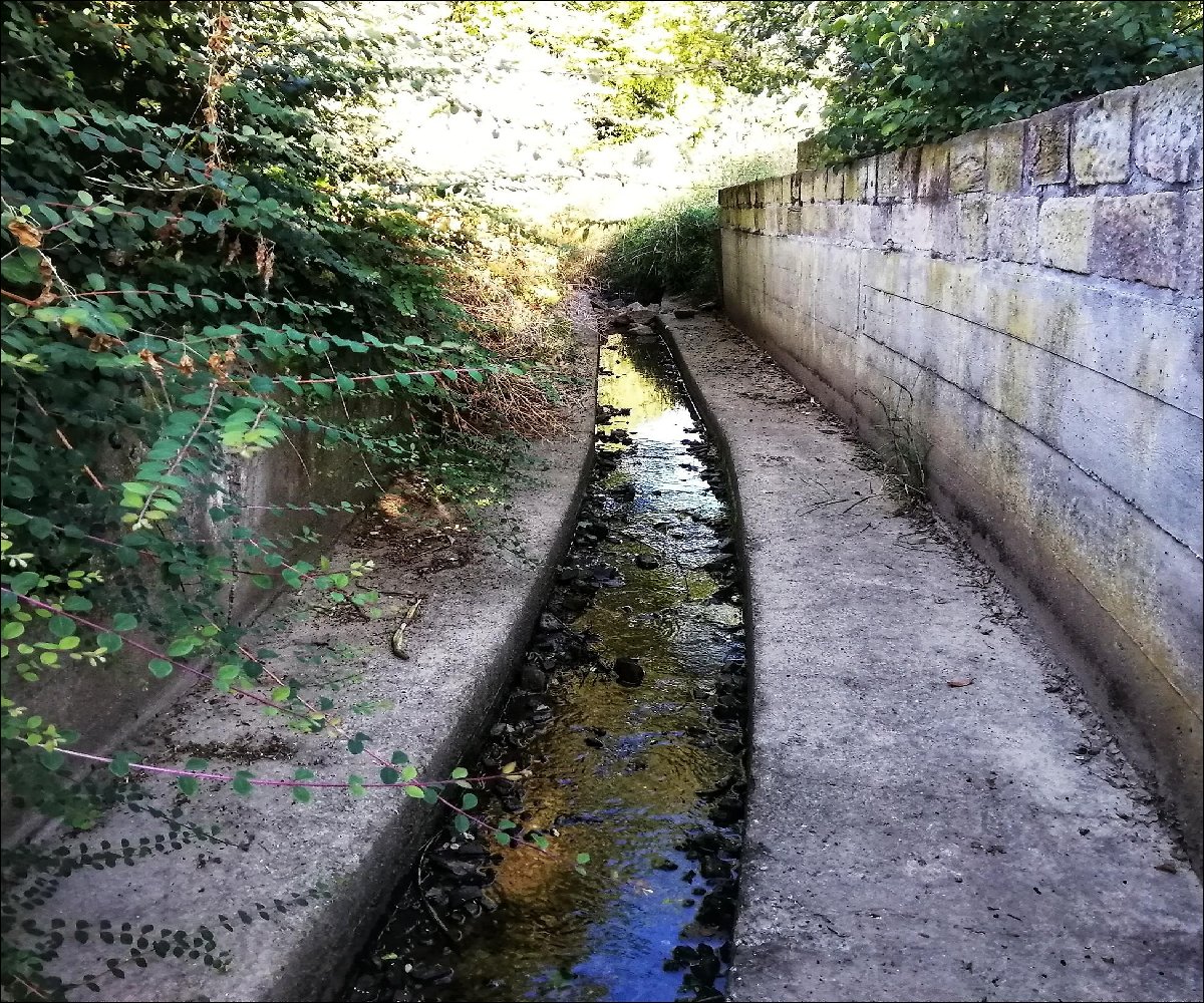 Der Hainbach am Bachplatz Knöringen