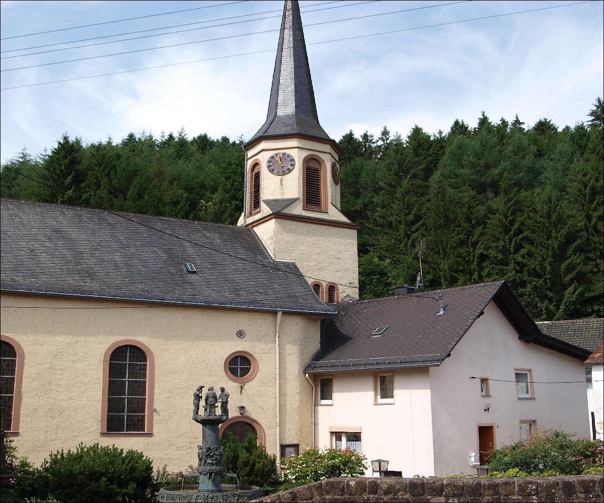 Kirche in Eisenschmitt mit Brunnen