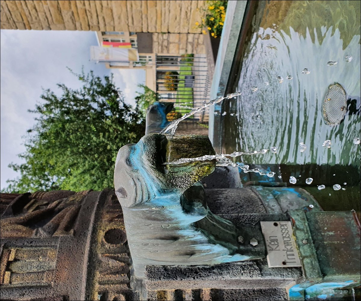 Bitburger Bierbrunnen im Sommer sprudel Wasser