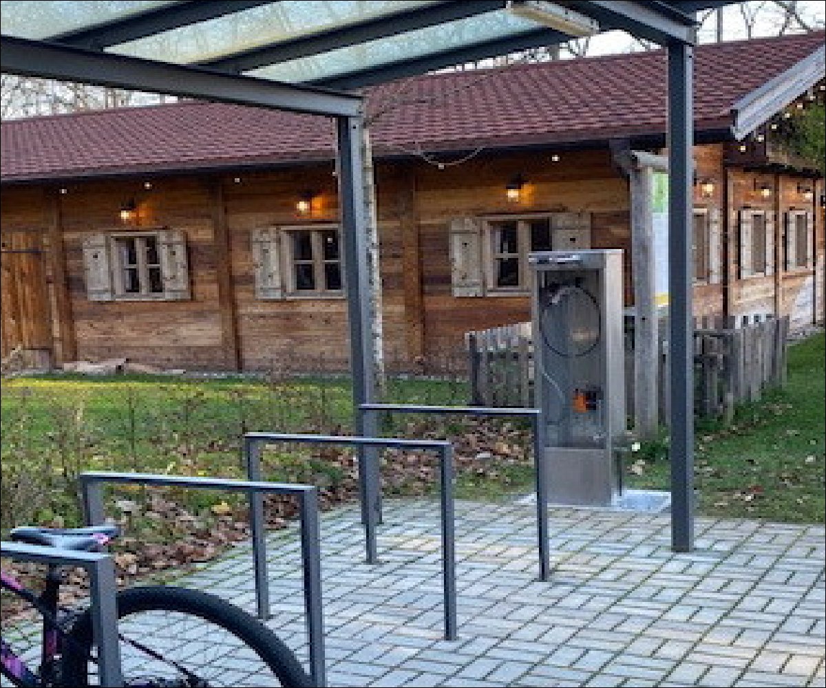 Fahrradreparaturstation an der PETERS Alm am Jägersburger Weiher, Homburg, 2021, Stephan Bentz