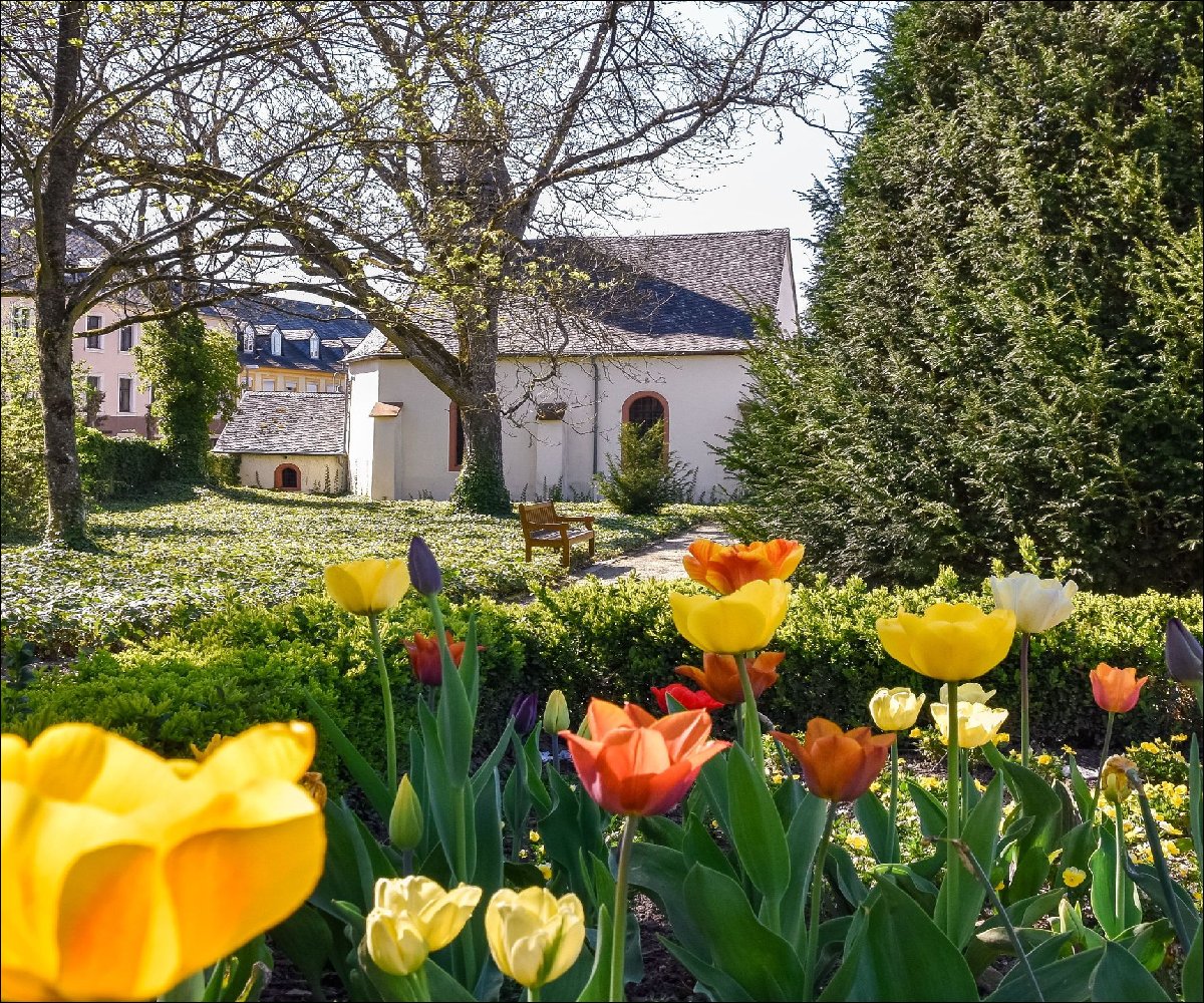 Quirinuskapelle und Park von Nell im Frühling