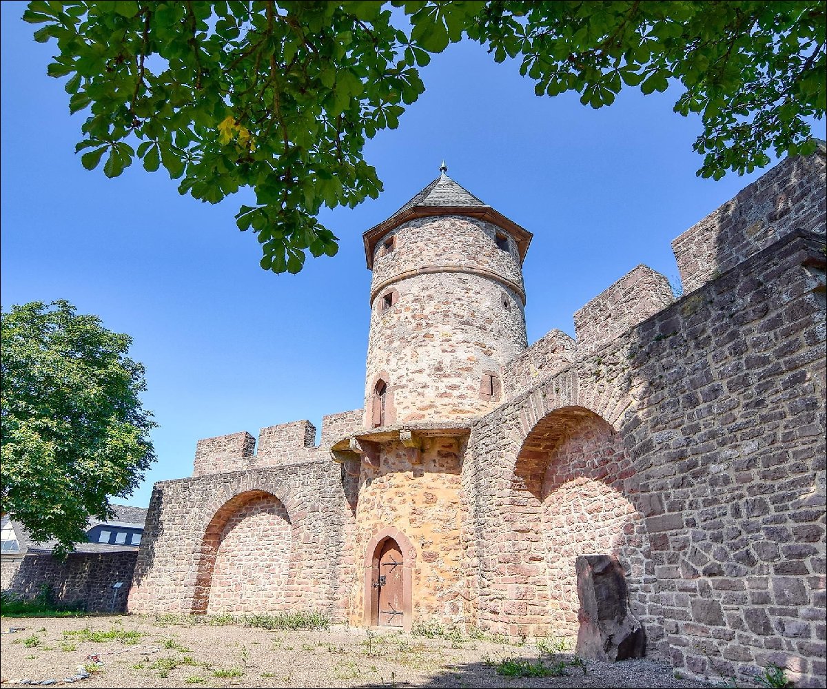 Alte Stadtmauer mit Hexenturm in Kirchhain