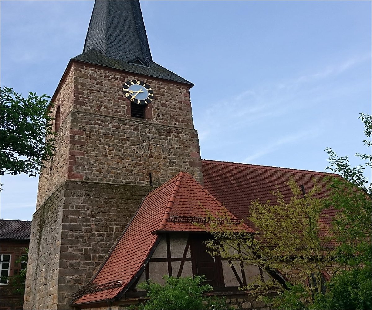 Besonderes Wahrzeichen der Kirche ist das Turmdach