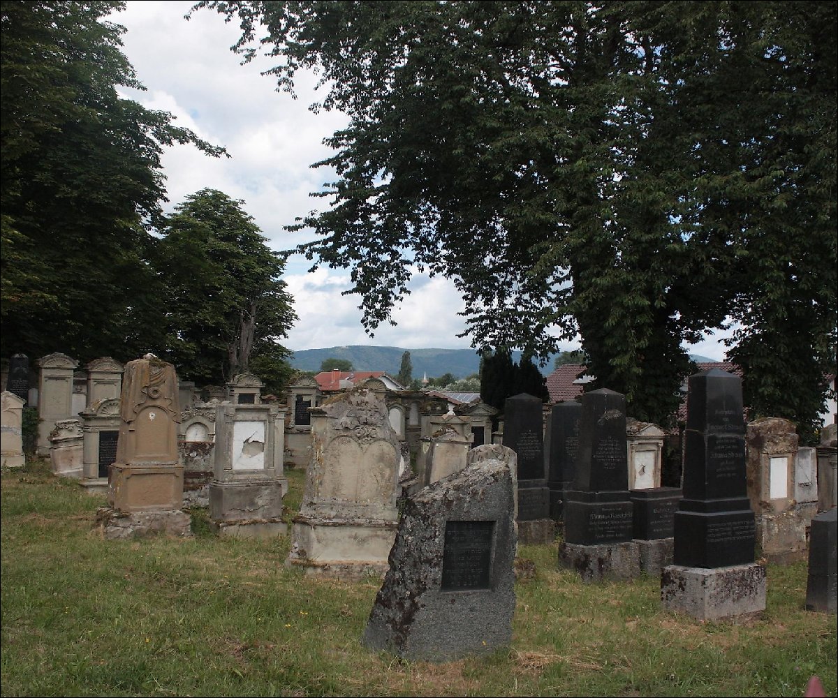 Der Jüdische Friedhof liegt am Ortsrand
