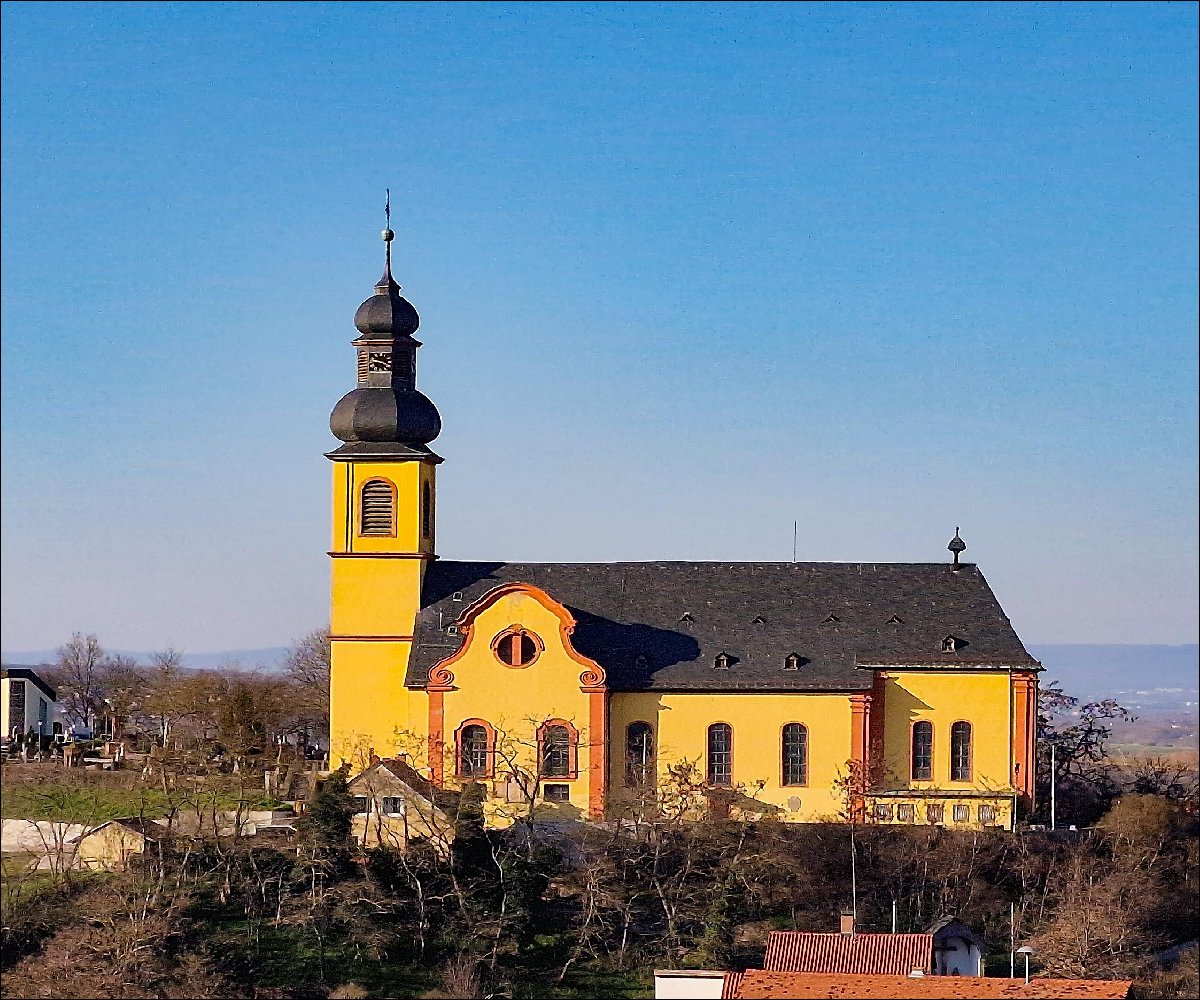 Blick auf Pfarrkirche St. Gereon Nackenheim