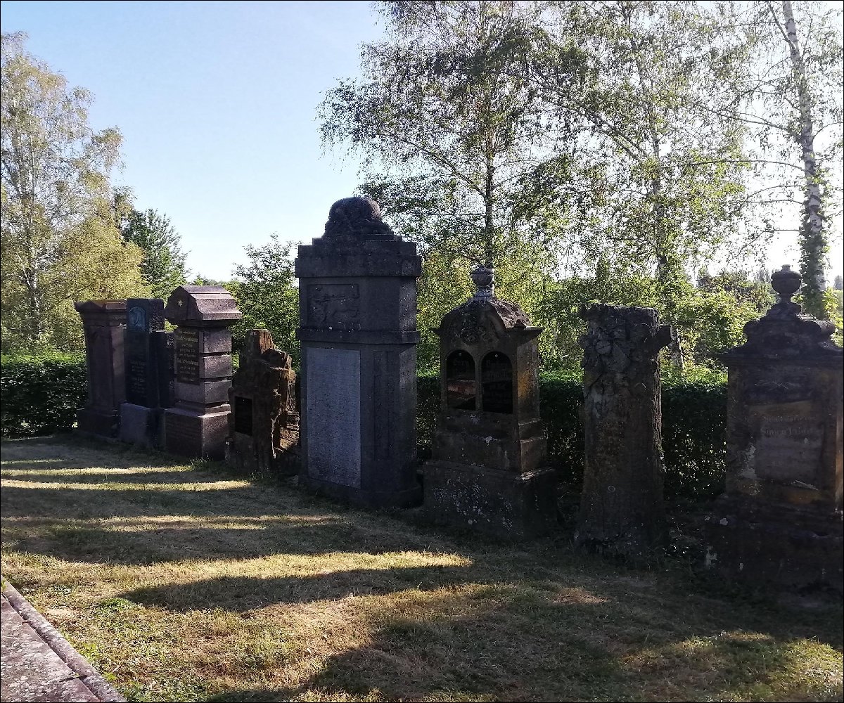 Historische Grabmäler auf dem Friedhof
