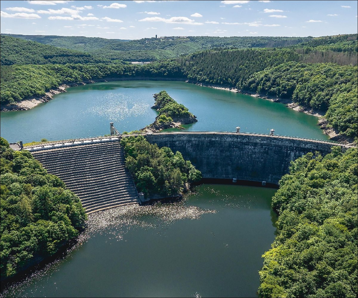 Blick auf die Urfttalperrre im Nationalpark Eifel