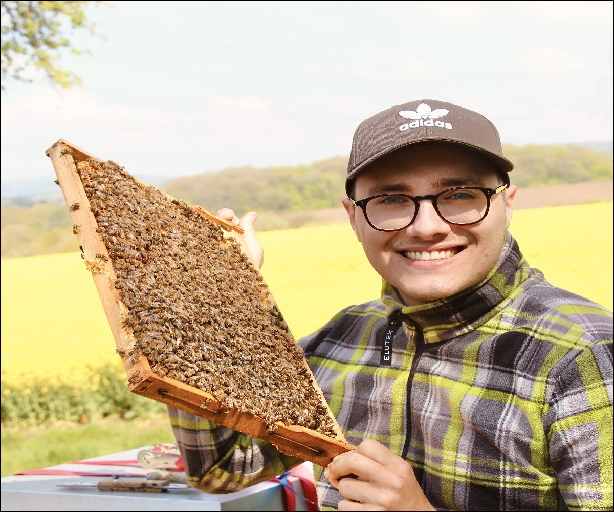 Tom Spahn mit Bienen