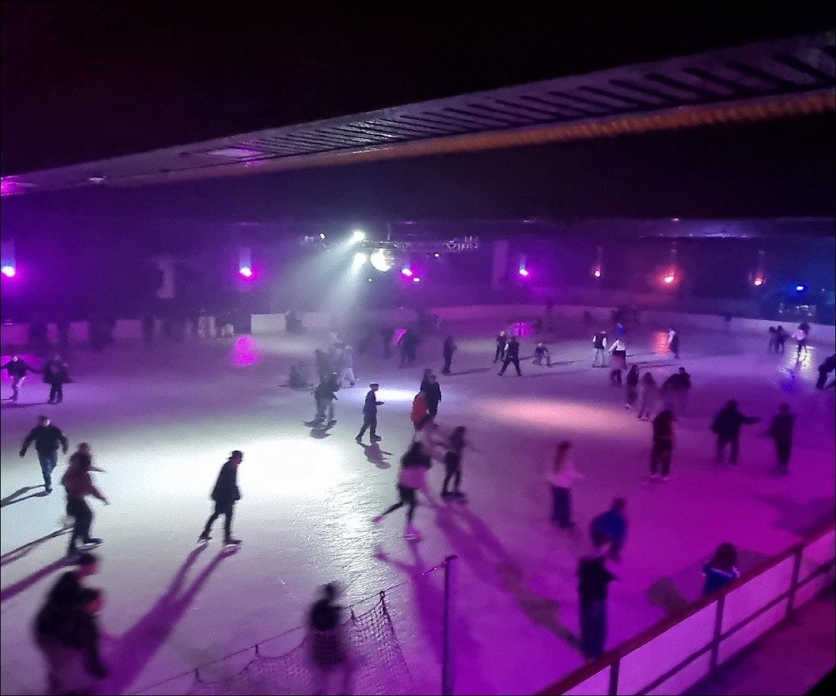 Schlittschuhlaufen in der Eishalle in Wiesloch