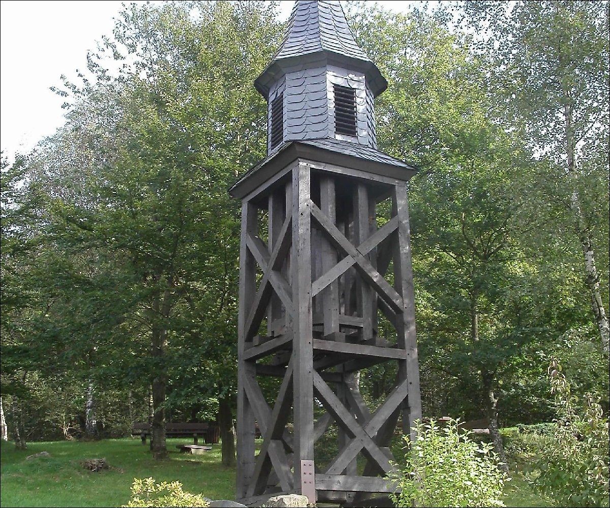Glockenturm der alten Dorfschule Herkersdorf