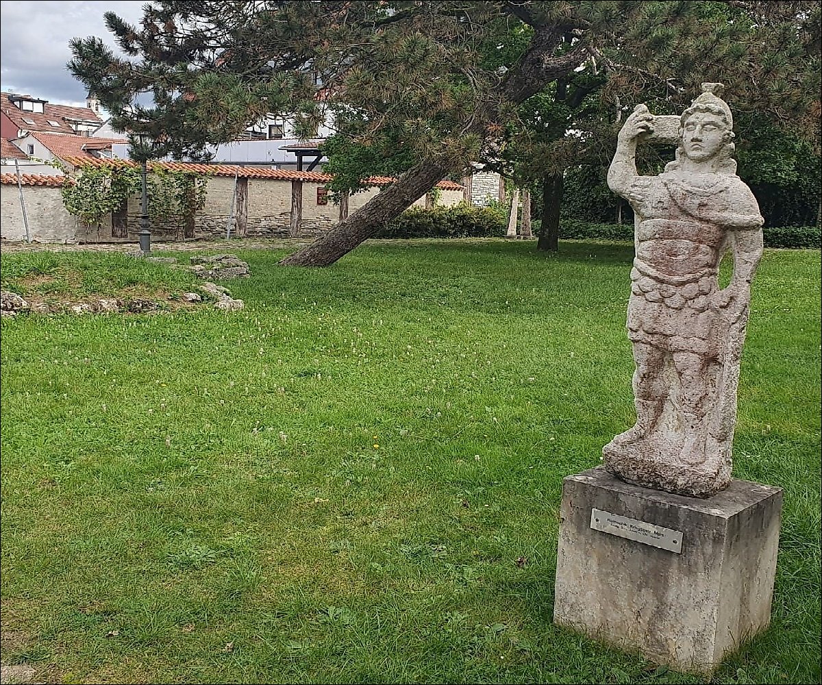 Garten im Innenhof des Archäologischen Museums in Kelheim