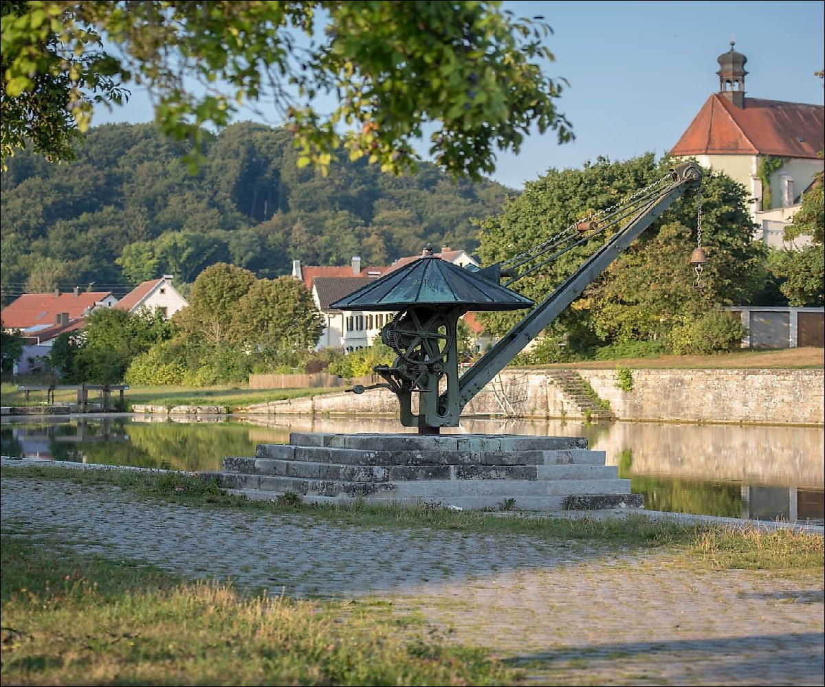Historischer Kran am Alten Kanalhafen Kelheim - Industriedenkmal am Ludwig-Donau-Main-Kanal