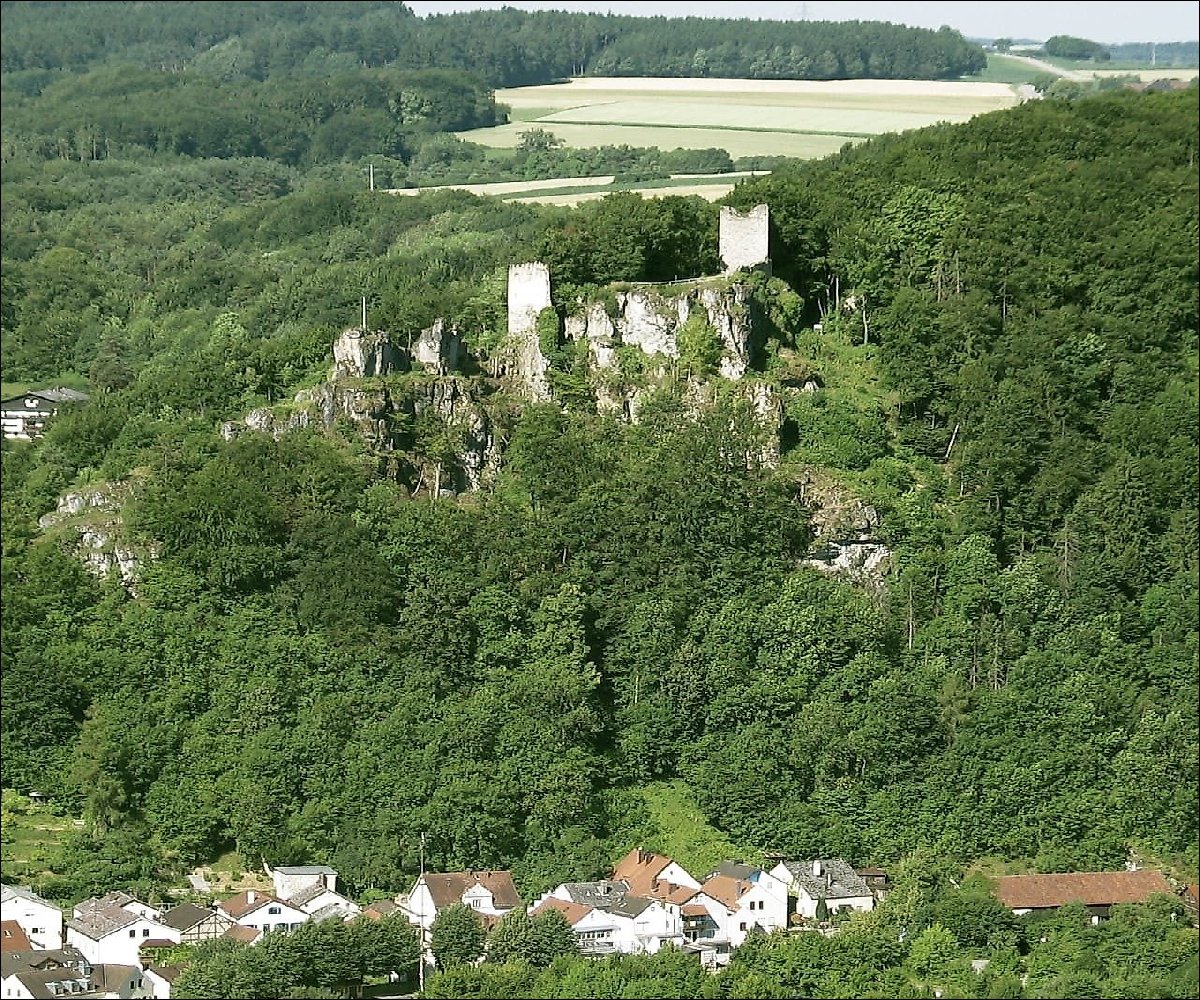 Blick zur Burgruine Tachenstein in Riedenburg
