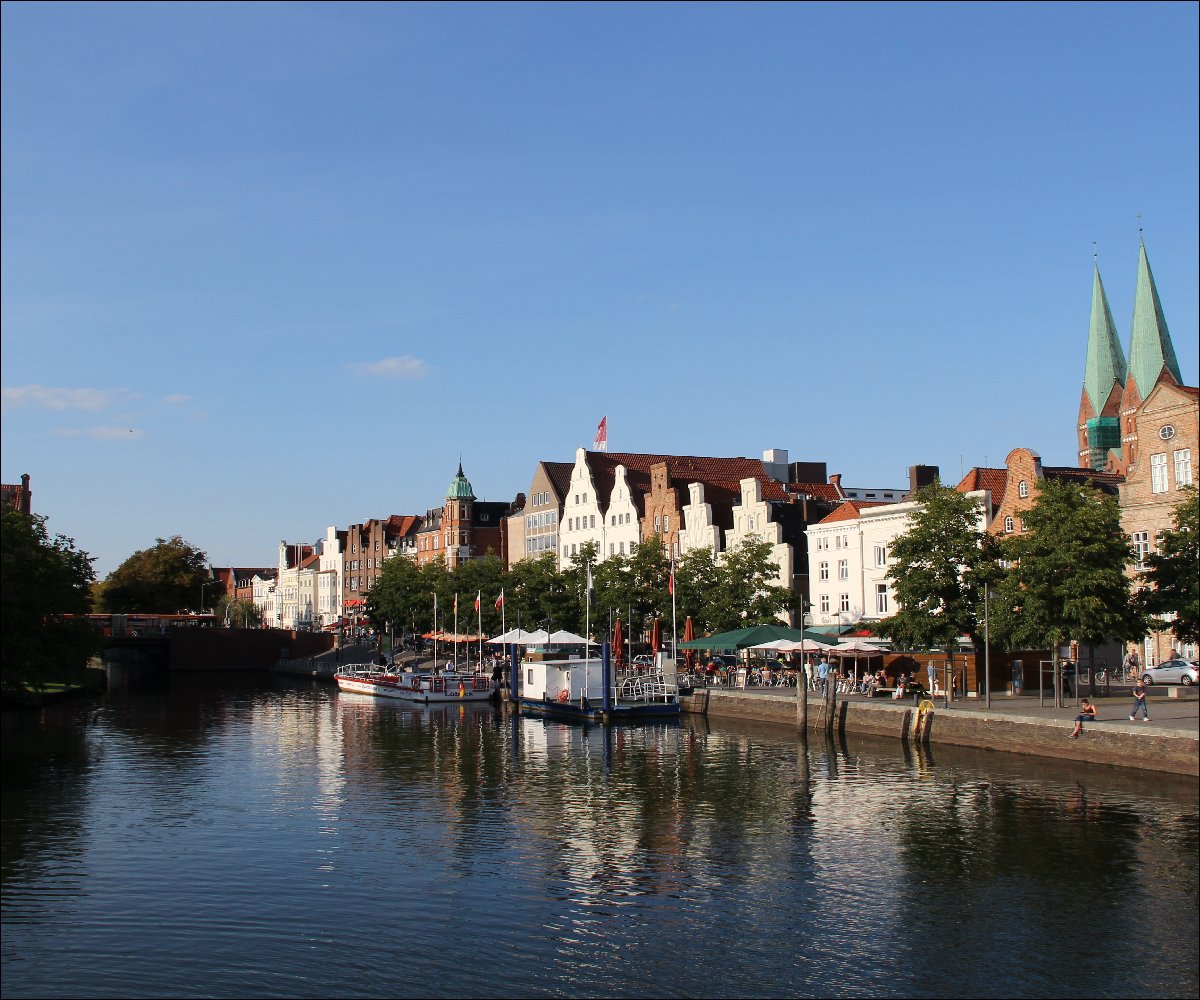 Ufer der Trave in Lübeck