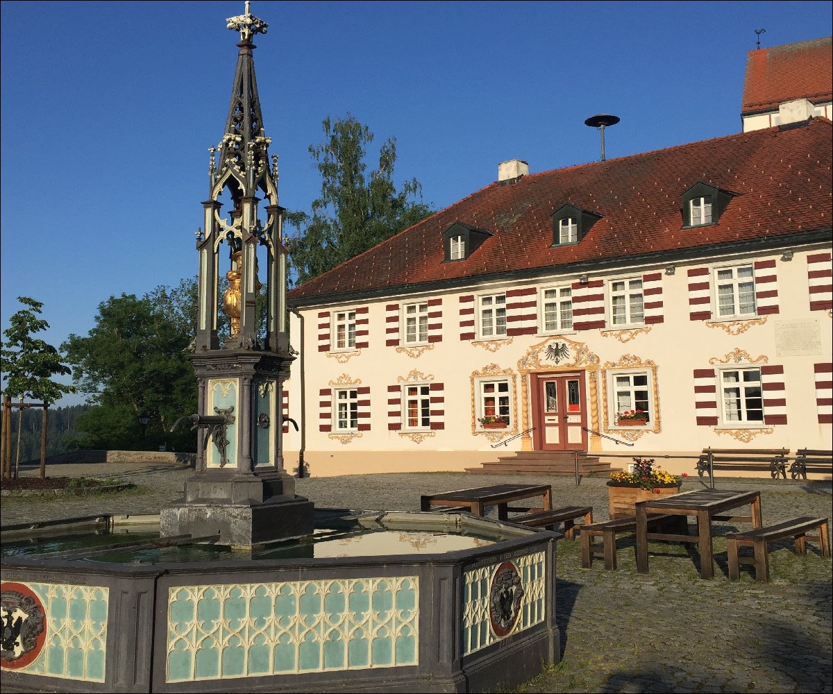 Rathaus und Brunnen in Eglofs