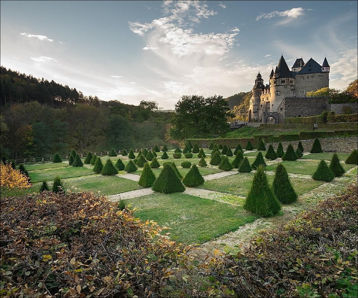Schloss Bürresheim mit barocker Gartenanlage