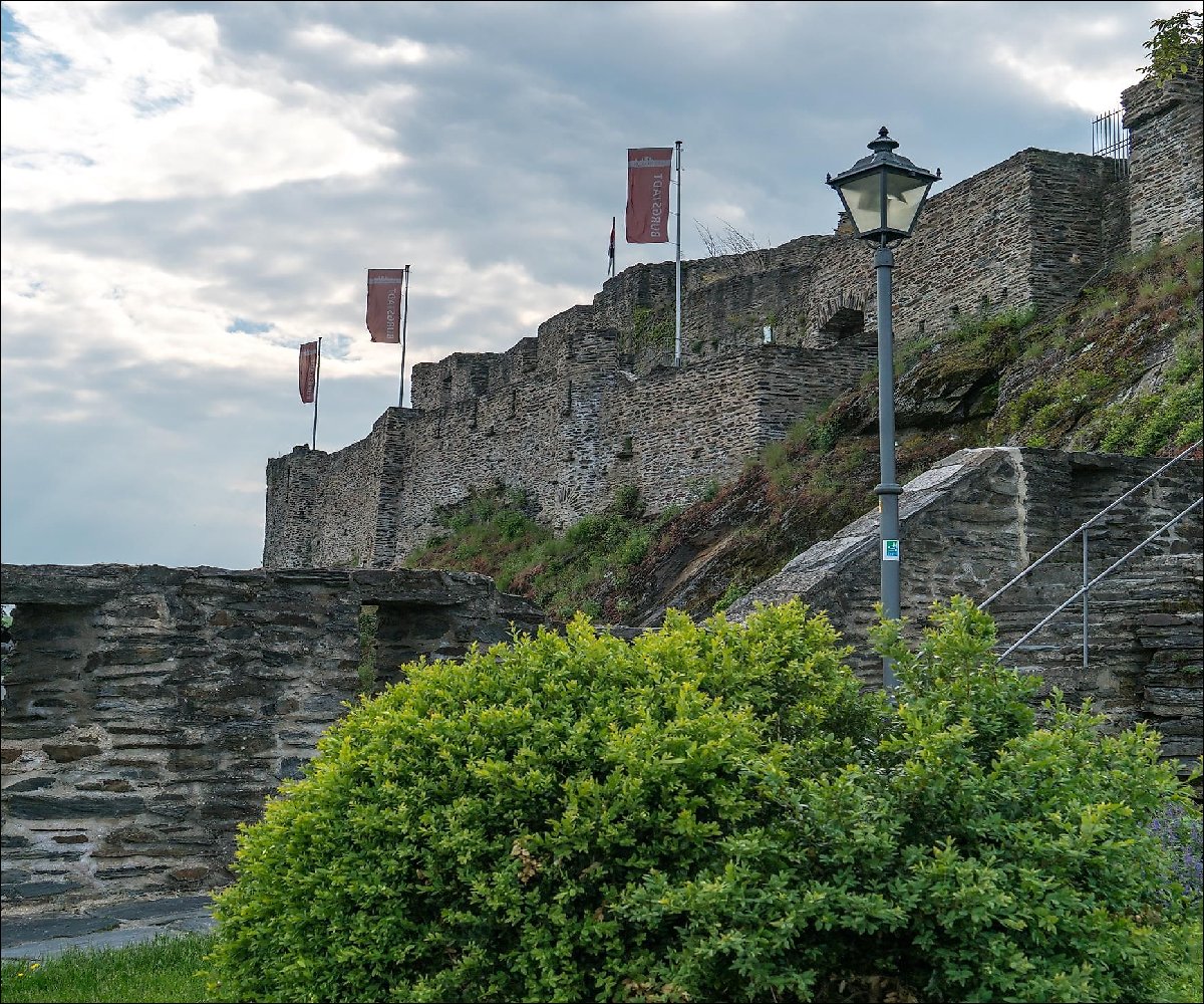 Blick auf die Burgmauer