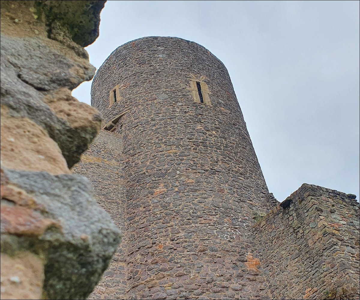 Turm aus Sicht vom Burghof