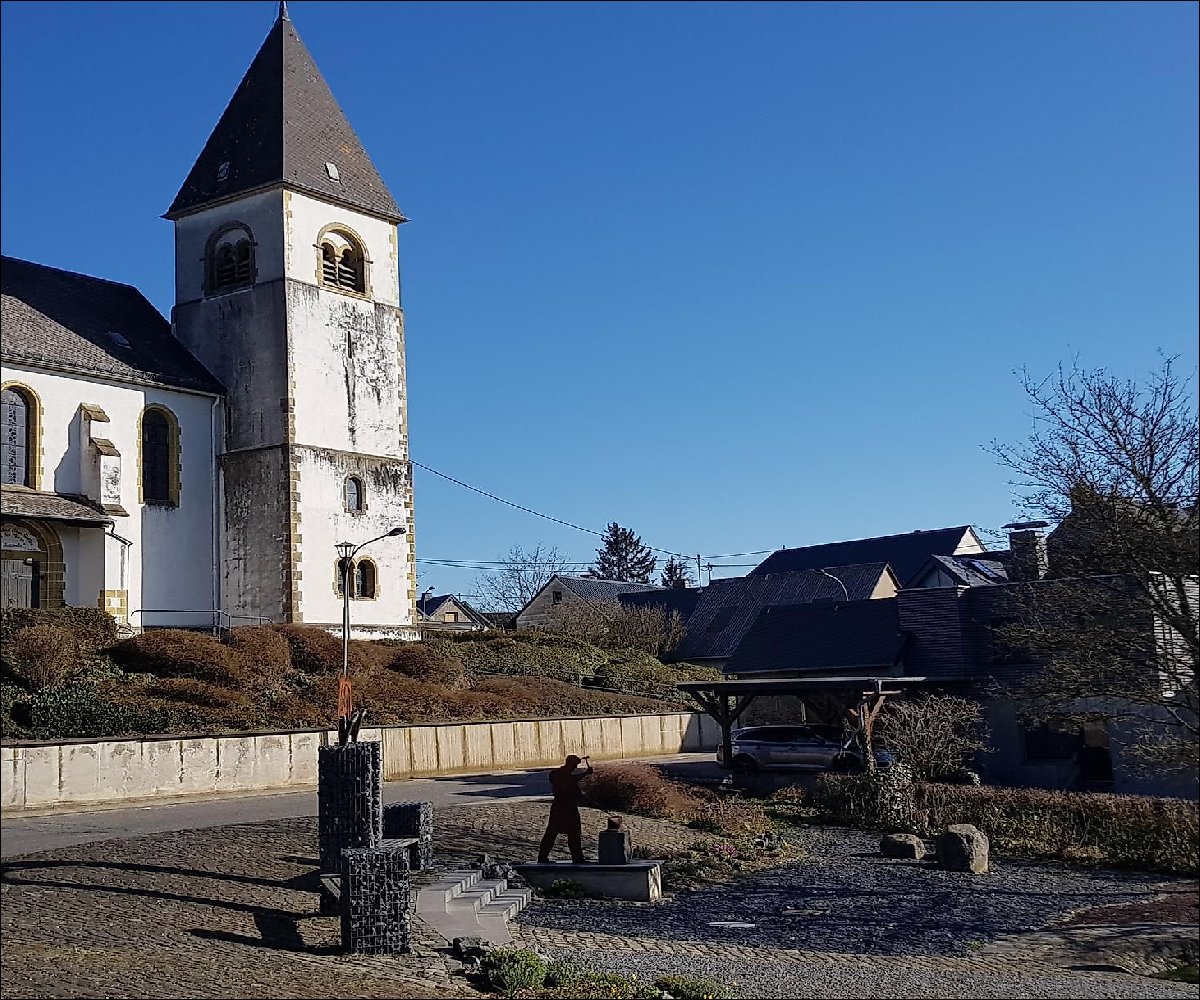 Pfarrkirche und Dorfplatz in Kirchwald