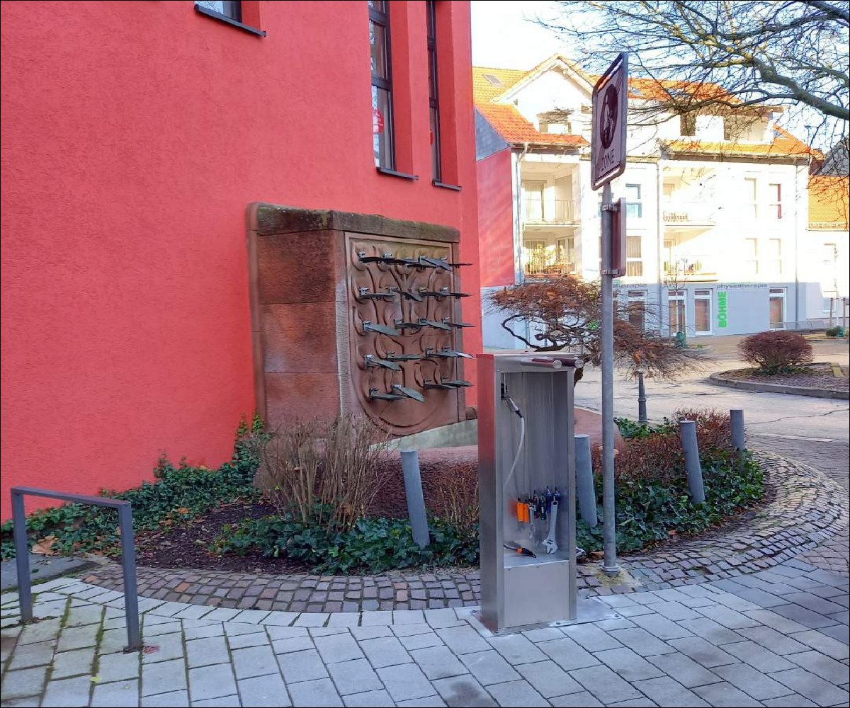 Fahrradreparaturstation am La-Baule-Platz in der Nähe des Historischen Marktplatzes Homburg